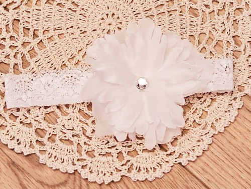 Biała opaska koronkowa Lila Rozmiar: 9-12 mięsięcy